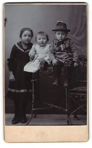 Fotografie unbekannter Fotograf und Ort, Drei Kinder in eleganter Kleidung