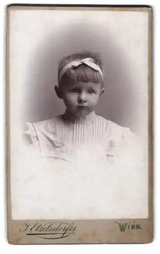 Fotografie J. Etzelsdorfer, Wien, Porzellangasse 39, Porträt eines jungen Kindes