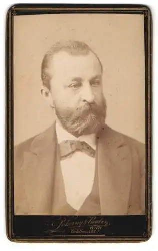 Fotografie Pokorny & Reuter, Wien, Kohlmarkt 1, Porträt eines Herrn mit Bart