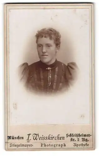 Fotografie I. Weisskirchen, München, Schleissheimerstr. 2, Porträt einer Frau