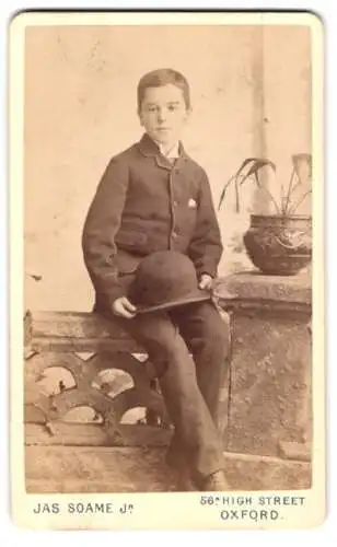 Fotografie Jas Soame Jr., Oxford, High Street 56, Junge mit Bowlerhut