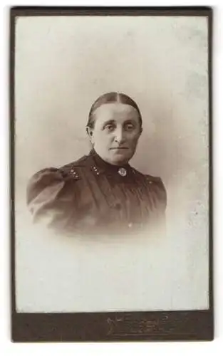 Fotografie Joh. Verra, Rosenheim, Innstrasse 1, Porträt einer Dame in feiner Kleidung