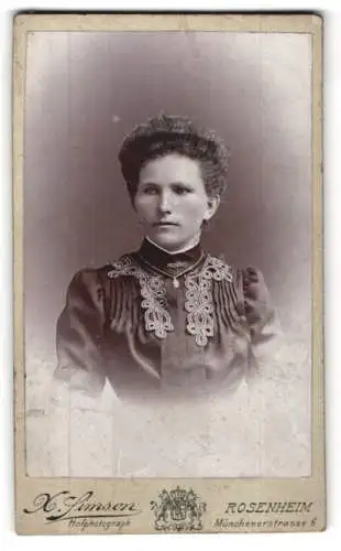 Fotografie X. Simson, Rosenheim, Münchenerstrasse 6, Frau in eleganter Kleidung