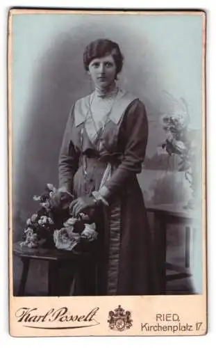 Fotografie Karl Posselt, Ried, Kirchenplatz 17, Elegante Dame mit Blumen