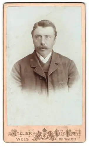 Fotografie Leop. König, Wels, Stelzhamerstr., Porträt eines Mannes mit Schnurrbart