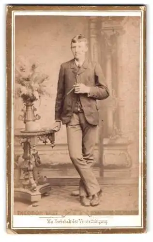 Fotografie Theodor Listm, Obernberg, Eleganter Herr mit Zigarre