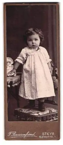 Fotografie F. Bauernfeind, Steyr, Gleinkergasse, Kleinkind in weissem Kleid
