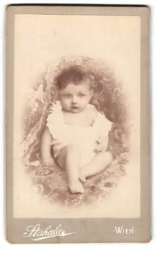 Fotografie Stahala, Wien, Langegasse 46, Kleinkind im weissen Kleid