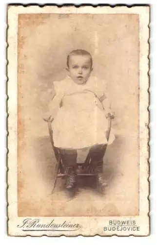 Fotografie J. Rundensteiner, Budweis, Parkstrasse 33, Kleinkind auf Stuhl