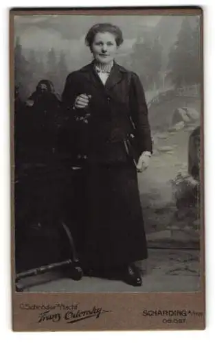 Fotografie Franz Odersky, Schärding am Inn, Elegante Dame in dunklem Mantel