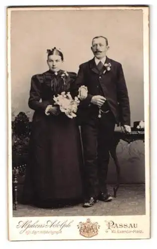 Fotografie Alphons Adolph, Passau, Kl. Exercir-Platz, Hochzeitspaar mit Blumenstrauss