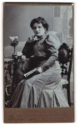 Fotografie Arnold Hirnschrodt, Ried im Innkreis, Elegante Dame mit Buch