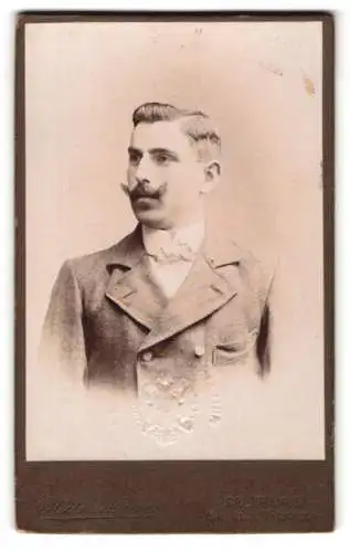 Fotografie Wilhelm Mann, Salzburg, Makartplatz 7, Porträt eines Herrn mit Schnurrbart