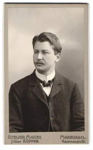 Fotografie Wilhelm Mauss, Marburg, Kasernenstrasse 15, Porträt eines Mannes in Anzug