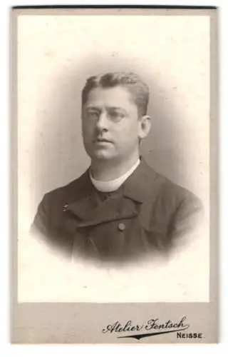 Fotografie Atelier Jentsch, Neisse, Porträt eines Mannes mit Brille