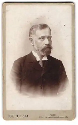 Fotografie Jos. Jahudka, Wien, Lerchenfelderstrasse 50, Porträt eines eleganten Herrn