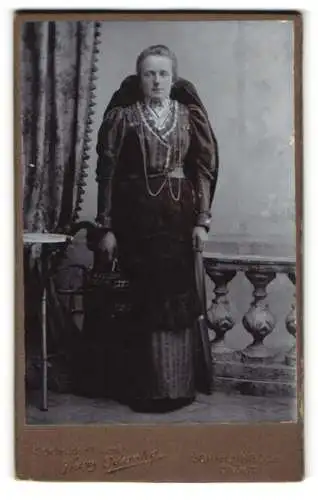 Fotografie Franz Odensky, Schärding am Inn, Portrait einer Frau mit Tasche