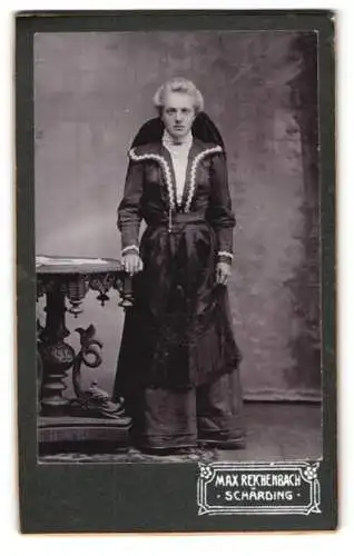 Fotografie Max Reichenbach, Schärding, Frau in elegantem Kleid