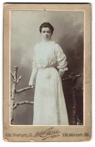 Fotografie Atelier Flora, Wien, Märzstrasse 66, Frau in elegantem weissen Kleid