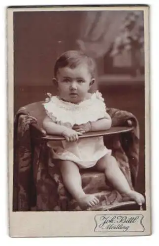 Fotografie Joh. Bittl, Mödling, Demelgasse 30, Kleinkind in einem Stuhl