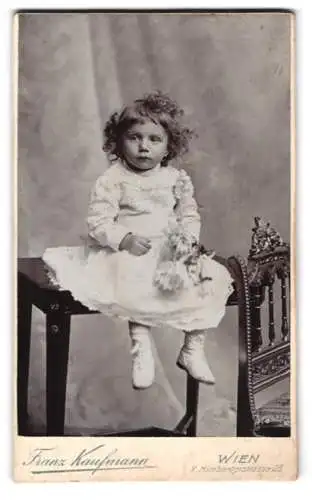 Fotografie Franz Kaufmann, Wien, Himbergerstrasse 23, Kind auf Tisch mit Blumenstrauss