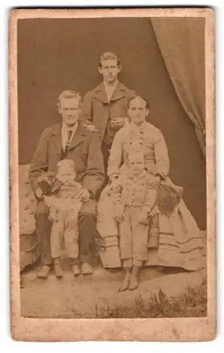 Fotografie Alois Edelmayer, Wels, Familienporträt mit zwei Kindern