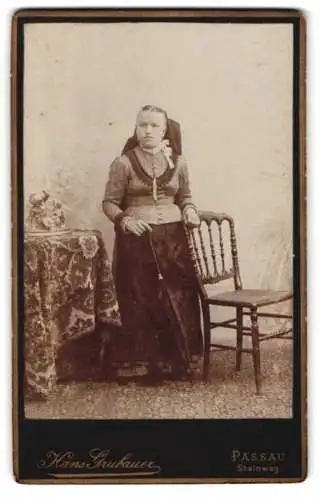 Fotografie Hans Grubauer, Passau, Steinweg, Dame in traditioneller Kleidung mit Schirm