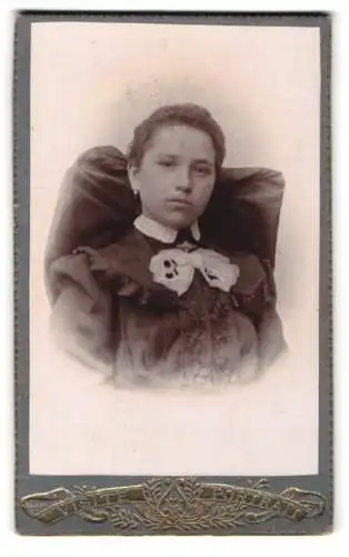Fotografie unbekannter Fotograf und Ort, Porträt einer jungen Frau
