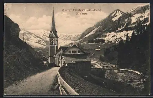 AK Flühli /Luzern, Schratten-Partie, Ortspartie mit Kirche und Bergpanorama