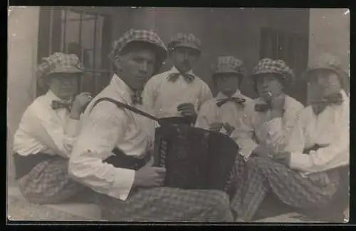 Foto-AK Mann mit Akkordeon