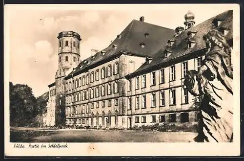 AK Fulda, Schlosspark, Schloss mit Skulptur