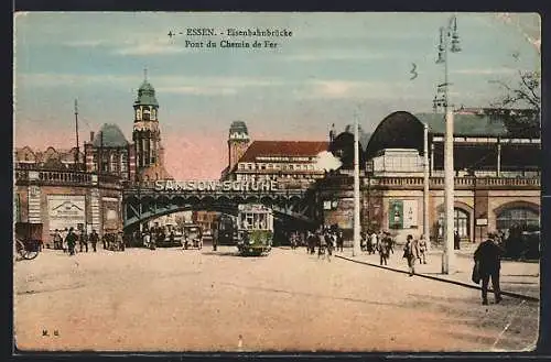 AK Essen, Eisenbahnbrücke mit Bahnhof u. Strassenbahn