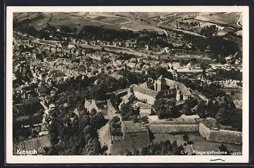 AK Kronach / Oberfranken, Fliegeraufnahme mit Blick auf die Burg