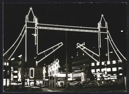 AK Essen / Ruhr, Strassenpartie mit Geschäften, Lichtinstallation in Form einer Zugbrücke, Essen im Licht