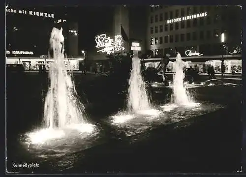 AK Essen / Ruhr, Essener Lichtwochen 1965, Geschäftsgebäude am Kennedyplatz mit Wasserspielen bei Nacht