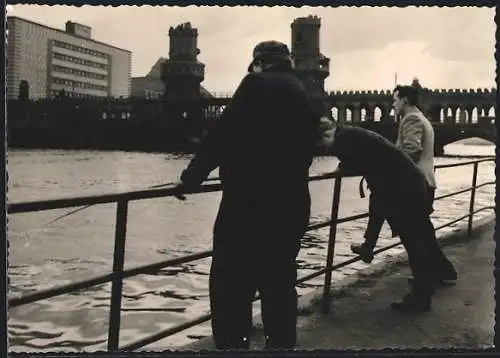Foto-AK Berlin-Kreuzberg, Oberbaumbrücke mit Kriegsschäden ca. 1955