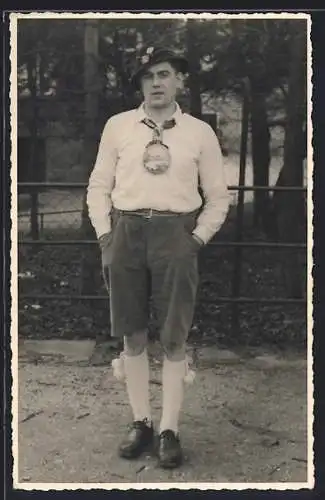 Foto-AK Villingen / Baden, Junger Mann im Trachtenlook mit Hut und Medaille, Fastnacht 1936