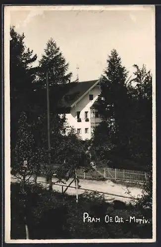 AK Pram /Ob. Öst., Strassenpartie mit Gebäudeansicht