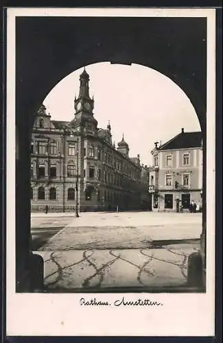 AK Amstetten, Strassenpartie mit Rathaus durch Tor gesehen