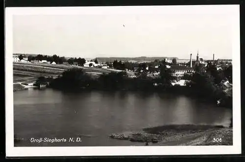 AK Gross-Siegharts /N. D., Flusspartie mit Ortspanorama