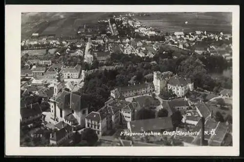 AK Gross-Siegharts, Fliegeraufnahme mit Burg und Kirche