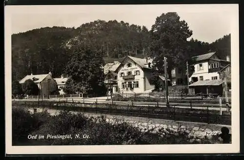 AK Waldegg /N.-Oe., Oed im Piestingtal, Gasthaus zur Schmiede O. Hutterer, Ansicht von den Bahnschienen