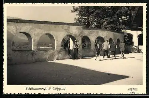 AK St. Wolfgang /Salzkammergut, Strassenpartie mit Bogenmauer