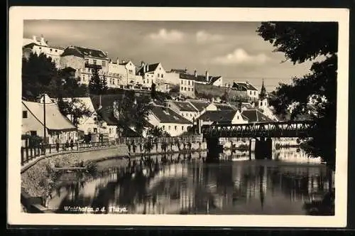 AK Waidhofen a. d. Thaya, Ortspanorama mit Brücke vom Wasser aus