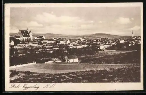 AK Eggenburg /N.-O., Ortsansicht mit Hügeln der Umgebung
