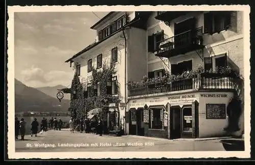 AK St. Wolfgang, Landungsplatz mit Hotel Zum Weissen Rössl