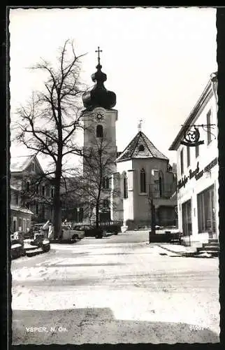 AK Ysper /N. Oe., Strassenpartie mit Gasthof und Kirche im Winter