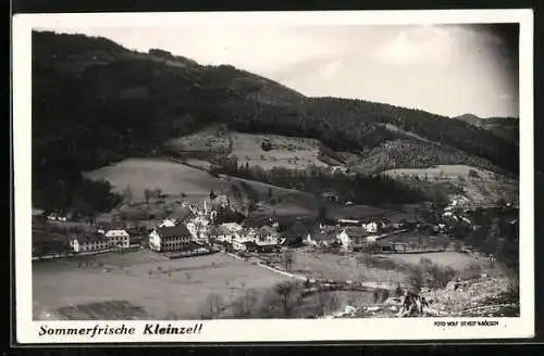 AK Kleinzell /N.-Oe., Ortsansicht mit Kirche und Bergansicht