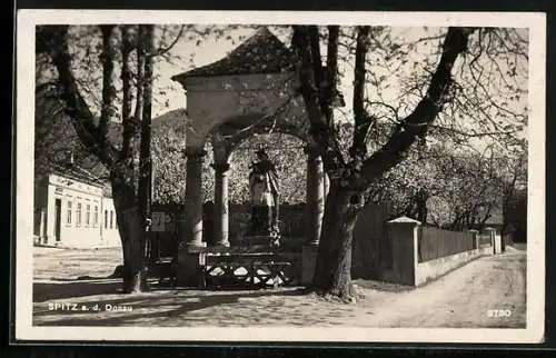 AK Spitz a. d. Donau, Strassenpartie mit Kapelle
