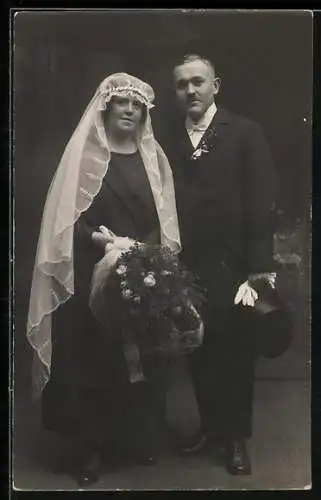 Foto-AK Hochzeitspaar in hübscher Kleidung mit Blumenstrauss